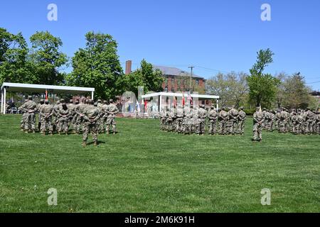 Il 29 aprile 2022 la Brigata del sostegno del 77th aveva un “Cambio di comando” sul campo Sharp situato a Fort Dix, NJ La sede centrale di 77th SUS BDE si trova a Fort Dix, NJ Il Comandante uscente col Matthew M. Cain sta passando i colori al nuovo Comandante entrante col Thomas J. Kim sui terreni della parata. Anche BG Jake S. Kwon ha festeggiato questo evento. (Foto scattate dal centro di supporto alla formazione di Fort Dix [TSC]) Foto Stock