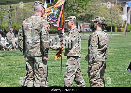 Il 29 aprile 2022 la Brigata del sostegno del 77th aveva un “Cambio di comando” sul campo Sharp situato a Fort Dix, NJ La sede centrale di 77th SUS BDE si trova a Fort Dix, NJ Il Comandante uscente col Matthew M. Cain sta passando i colori al nuovo Comandante entrante col Thomas J. Kim sui terreni della parata. Anche BG Jake S. Kwon ha festeggiato questo evento. (Foto scattate dal centro di supporto alla formazione di Fort Dix [TSC]) Foto Stock