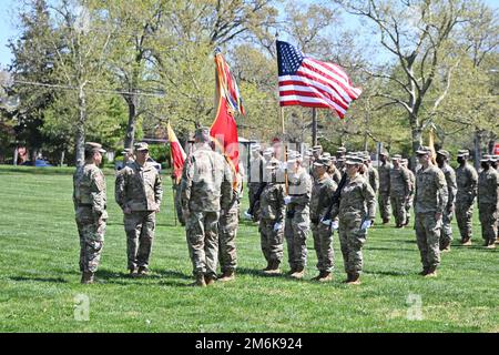 Il 29 aprile 2022 la Brigata del sostegno del 77th aveva un “Cambio di comando” sul campo Sharp situato a Fort Dix, NJ La sede centrale di 77th SUS BDE si trova a Fort Dix, NJ Il Comandante uscente col Matthew M. Cain sta passando i colori al nuovo Comandante entrante col Thomas J. Kim sui terreni della parata. Anche BG Jake S. Kwon ha festeggiato questo evento. (Foto scattate dal centro di supporto alla formazione di Fort Dix [TSC]) Foto Stock