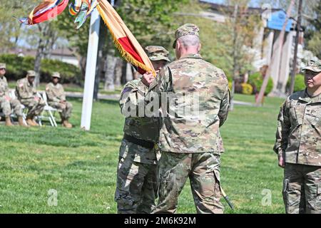 Il 29 aprile 2022 la Brigata del sostegno del 77th aveva un “Cambio di comando” sul campo Sharp situato a Fort Dix, NJ La sede centrale di 77th SUS BDE si trova a Fort Dix, NJ Il Comandante uscente col Matthew M. Cain sta passando i colori al nuovo Comandante entrante col Thomas J. Kim sui terreni della parata. Anche BG Jake S. Kwon ha festeggiato questo evento. (Foto scattate dal centro di supporto alla formazione di Fort Dix [TSC]) Foto Stock