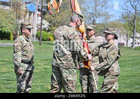 Il 29 aprile 2022 la Brigata del sostegno del 77th aveva un “Cambio di comando” sul campo Sharp situato a Fort Dix, NJ La sede centrale di 77th SUS BDE si trova a Fort Dix, NJ Il Comandante uscente col Matthew M. Cain sta passando i colori al nuovo Comandante entrante col Thomas J. Kim sui terreni della parata. Anche BG Jake S. Kwon ha festeggiato questo evento. (Foto scattate dal centro di supporto alla formazione di Fort Dix [TSC]) Foto Stock