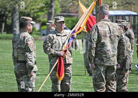 Il 29 aprile 2022 la Brigata del sostegno del 77th aveva un “Cambio di comando” sul campo Sharp situato a Fort Dix, NJ La sede centrale di 77th SUS BDE si trova a Fort Dix, NJ Il Comandante uscente col Matthew M. Cain sta passando i colori al nuovo Comandante entrante col Thomas J. Kim sui terreni della parata. Anche BG Jake S. Kwon ha festeggiato questo evento. (Foto scattate dal centro di supporto alla formazione di Fort Dix [TSC]) Foto Stock