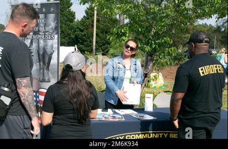 I membri della comunità di Fort Jackson ascoltano un briefing su ciò che l'Army Community Service ha da offrire durante la Child, Youth Services Family Fun Fair 2022, che si tiene nell'aprile 29 al Patriots Park on post. CYS, Family Fun Fair, Family MWR, Fort Jackson, IMCOM, Foto Stock