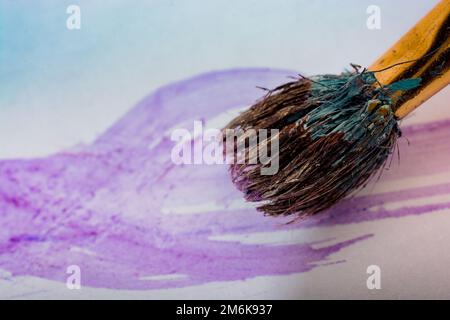 Pennello con acqua colore fare tratti su carta bianca Foto Stock