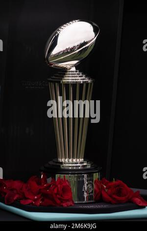 Il Leishman Trophy viene mostrato a margine del Rose Bowl durante una partita di football universitario della NCAA tra gli Utah Utes e i Penn State Nittany Lions. I Nittany Lions sconfissero gli Utes 35-21 lunedì 2 gennaio 2023 a Pasadena, California (ed Ruvalcaba/Image of Sport) Foto Stock