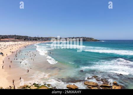 2023 Bondi Beach in un giorno di estate dal cielo limpido, la spiaggia è affollata di bagnanti e persone che si rilassano nuotando nella vista sull'oceano Nord, Sydney, NSW, Australia Foto Stock