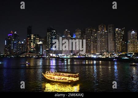 Vista del Jumeirah Beach Residence JBR di notte, da Bluewaters Island Foto Stock