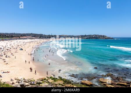 2023 Bondi Beach in un giorno di estate dal cielo limpido, la spiaggia è affollata di bagnanti e persone che si rilassano nuotando nella vista sull'oceano Nord, Sydney, NSW, Australia Foto Stock