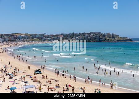 2023 Bondi Beach in un giorno di estate dal cielo limpido, la spiaggia è affollata di bagnanti e persone che si rilassano nuotando nella vista sull'oceano Nord, Sydney, NSW, Australia Foto Stock