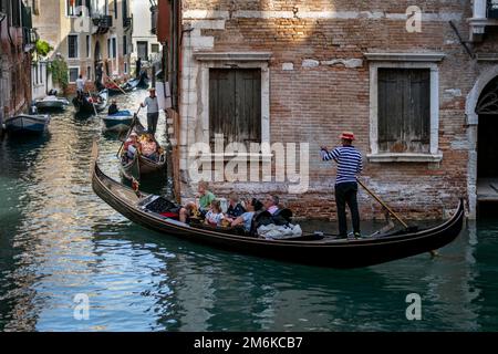 Gondola, una tradizionale barca a remi veneziana su un canale a Venezia, Italia Foto Stock