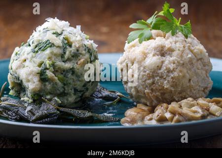 Gnocchi bavaresi misti su legno Foto Stock