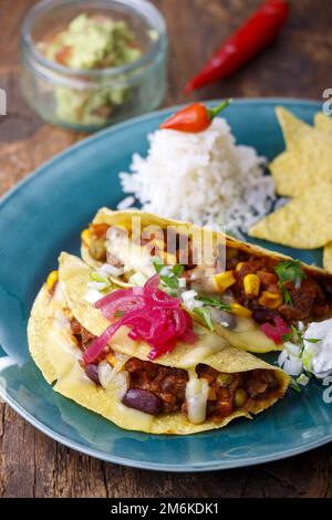 Tacos messicani con riso su legno Foto Stock