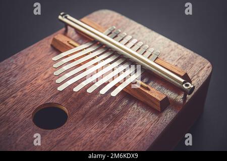 Tradizionale kalimba in legno isolato su nero Foto Stock