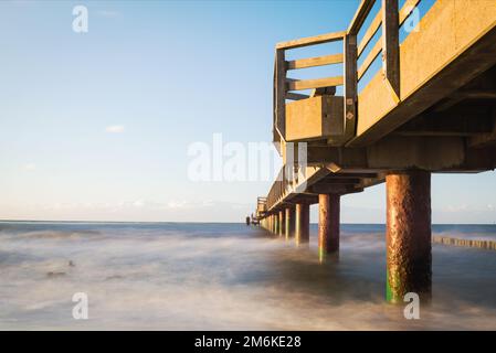 Molo a Kuehlungsborn sul Mar Baltico Foto Stock