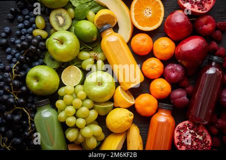 Concetto di cibo sano. Frutta mista, verdure e succhi di frutta formati in arcobaleno Foto Stock