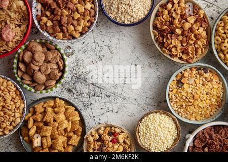 Assortimento di tipi diversi cereali immessi in ceramica ciotole sul tavolo Foto Stock