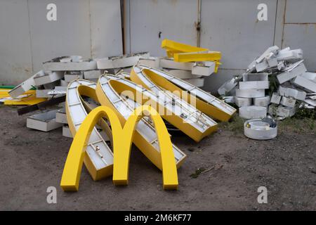 Mosca, Russia - 06.21.2022: McDonalds logo lettera carattere M in rifiuti sporchi cumulo rifiuti rifiuti rifiuti rifiuti rifiuti rifiuti rifiuti rifiuti rifiuti rifiuti rifiuti rifiuti rifiuti rifiuti rifiuti spazzatura. Fast food e sa Foto Stock