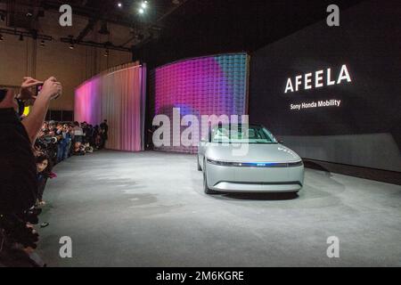 Las Vegas, Stati Uniti. 04th Jan, 2023. Un prototipo di auto elettrica del nuovo marchio Afeela delle aziende giapponesi Sony e Honda è in mostra alla fiera della tecnologia CES. Il veicolo sarà lanciato sul mercato nel 2026, inizialmente negli Stati Uniti. Credit: Andrej Sokolow/dpa/Alamy Live News Foto Stock