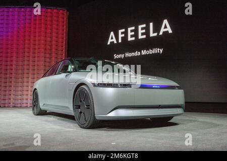 Las Vegas, Stati Uniti. 04th Jan, 2023. Un prototipo di auto elettrica del nuovo marchio Afeela delle aziende giapponesi Sony e Honda è in mostra alla fiera della tecnologia CES. Il veicolo sarà lanciato sul mercato nel 2026, inizialmente negli Stati Uniti. Credit: Andrej Sokolow/dpa/Alamy Live News Foto Stock