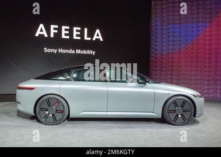 Las Vegas, Stati Uniti. 04th Jan, 2023. Un prototipo di auto elettrica del nuovo marchio Afeela delle aziende giapponesi Sony e Honda è in mostra alla fiera della tecnologia CES. Il veicolo sarà lanciato sul mercato nel 2026, inizialmente negli Stati Uniti. Credit: Andrej Sokolow/dpa/Alamy Live News Foto Stock