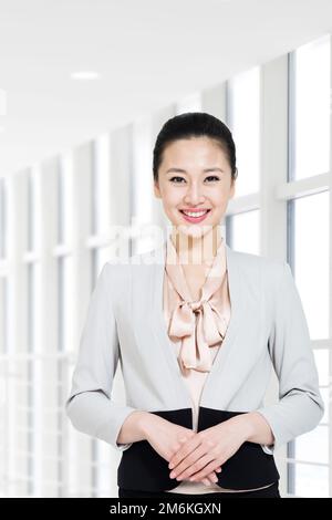 Una giovane donna di affari Foto Stock