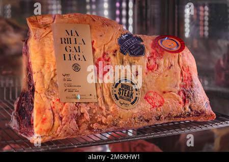 Firenze, Italia - 03 giugno 2022: Classica bistecca di fiorentina non tagliata a secco con osso da una mucca galiziana Marilla Rubia Gallega in mostra presso un ristorante Foto Stock