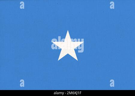 Bandiera della Somalia. Bandiera somala sulla texture del tessuto. Simbolo nazionale Foto Stock