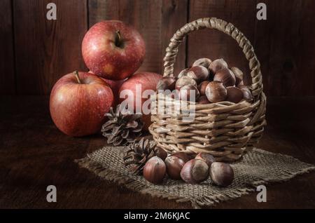 Noci e frutti altri su uno sfondo di legno scuro Foto Stock