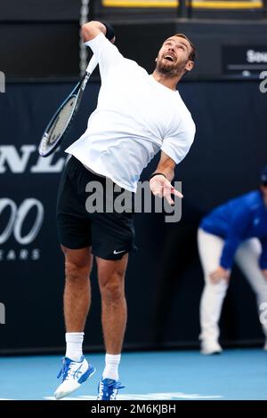 Adelaide, Australia, 5 gennaio 2023. Roman Safiullin serve la palla durante l'Adelaide International tennis match tra Roman Safiullin e Denis Shapovalov del Canada a Memorial Drive il 05 gennaio 2023 ad Adelaide, Australia. Credit: Peter Mundy/Speed Media/Alamy Live News Foto Stock