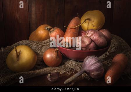 Verdure in una ciotola di argilla su sfondo di legno scuro Foto Stock