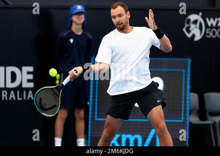 Adelaide, Australia, 5 gennaio 2023. Roman Safiullin gioca una prefazione durante l'Adelaide International tennis match tra Roman Safiullin e Denis Shapovalov del Canada a Memorial Drive il 05 gennaio 2023 ad Adelaide, Australia. Credit: Peter Mundy/Speed Media/Alamy Live News Foto Stock