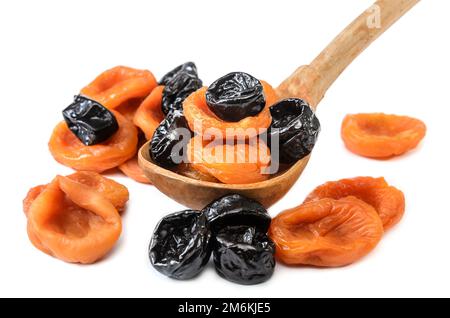 Albicocche e prugne secche su un piatto bianco con ombra morbida Foto Stock