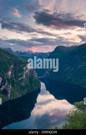 Tramonto sul Geirangerfjord e sulla cascata delle sette Sorelle, Norvegia Foto Stock