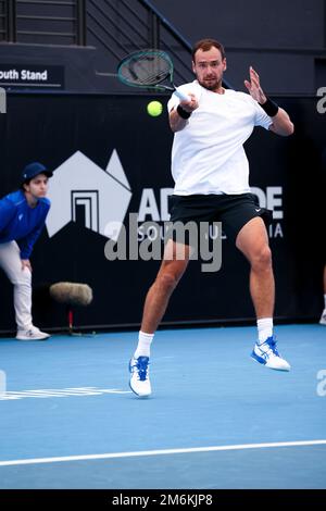 Adelaide, Australia, 5 gennaio 2023. Roman Safiullin gioca una prefazione durante l'Adelaide International tennis match tra Roman Safiullin e Denis Shapovalov del Canada a Memorial Drive il 05 gennaio 2023 ad Adelaide, Australia. Credit: Peter Mundy/Speed Media/Alamy Live News Foto Stock