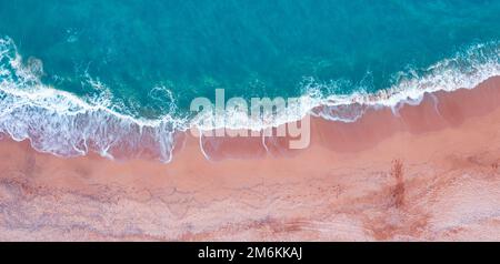 Vista sulla spiaggia da un drone. Un meraviglioso paesaggio estivo, sabbia pulita e acqua blu. Un ottimo posto per rilassarsi. Foto Stock