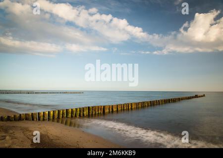 Germania, Meclemburgo-Pomerania occidentale, Mar Baltico, frangiflutti, spiaggia la sera Foto Stock