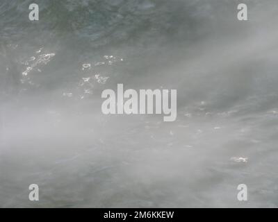 Sfocata bianco vapore o fumo o vapore su sfondo nero, inquinamento e la masterizzazione Foto Stock