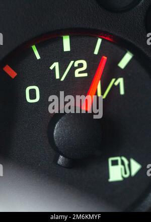 Serbatoio pieno. Indicatore del livello del carburante nella vettura. Messa a fuoco selettiva per primo piano. Foto Stock