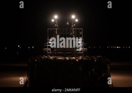 NEGLI STATI UNITI Airman in un carrello elevatore 10K per tutti i terreni, assegnato alla 621st Contingency Response Wing, posiziona un pallet di carico nell'Europa orientale, il 29 aprile 2022. La 621st Contingency Response Wing ha recentemente implementato Airmen come elemento di risposta alle emergenze per spostare le risorse a supporto degli Stati Uniti Operazioni di comando europee. Foto Stock