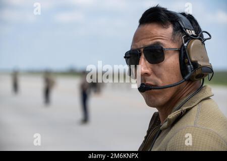 STATI UNITI Personale dell'aeronautica Sgt. William Campos, 480th capo equipaggio dell'EFS, si trova in una linea di 480th capi equipaggio dell'EFS mentre preparano sei F-16 Fighting Falcons per il decollo dalla base aerea 86th, Romania, 30 aprile 2022. Il F-16s, il personale e le attrezzature di supporto dell’EFS del 480th sono arrivati per la prima volta in Romania a febbraio per rafforzare la posizione di difesa collettiva della NATO e sostenere la missione di polizia aerea permanente insieme ad altri partner della NATO. Foto Stock