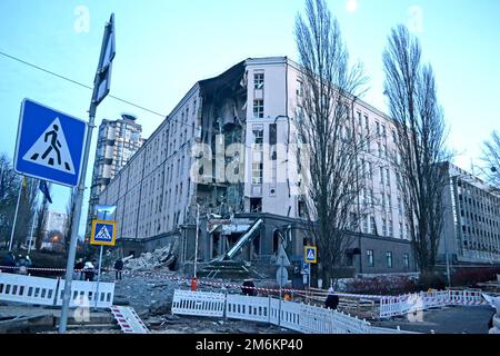 Distrutto edificio residenziale hotel dopo attacco missilistico il 31 dicembre 2022 a Kiev, Ucraina. Erano oltre 20 razzi lanciati dall'aria russa X-101 AN Foto Stock