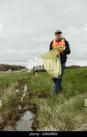 STATI UNITI Samuel Henry, specialista delle forze di sicurezza dello Squadrone delle forze di sicurezza del 139th, Missouri National Guard, raccoglie i rifiuti sull'Interstate 29 a St Joseph, Missouri, il 30 aprile 2022. Gli airmen volontari il loro tempo personale per influenzare continuamente la loro comunità. Foto Stock