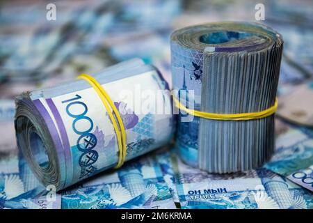 Folta borra di denaro contante sul tavolo Foto Stock