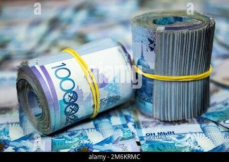 Folta borra di denaro contante sul tavolo Foto Stock