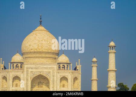 Il Taj Mahal, che è avvolto in un tramonto (India, Agra) Foto Stock