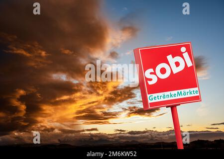 Pubblicità e firma aziendale del mercato delle bevande Sobi Foto Stock