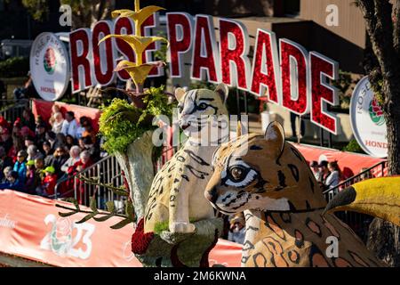 2 gennaio 2023, Pasadena, California, Stati Uniti: Il galleggiante Western Asset ''Welcome to the Jungle'' si sposta lungo la strada nella Rose Parade annuale del 134th. Spettatori e galleggianti costeggiano le strade per la 134th° edizione annuale della Rose Parade. (Credit Image: © Dominick Sokotoff/SOPA Images via ZUMA Press Wire) Foto Stock