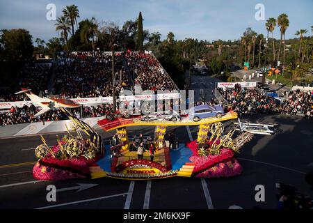 2 gennaio 2023, Pasadena, California, Stati Uniti: Fitz e i tantrums si esibiscono durante la Rose Parade annuale del 134th. Spettatori e galleggianti costeggiano le strade per la 134th° edizione annuale della Rose Parade. (Credit Image: © Dominick Sokotoff/SOPA Images via ZUMA Press Wire) Foto Stock