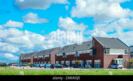 L'area olandese di Suburban con moderne case familiari, moderne case familiari costruite di recente nei Paesi Bassi Foto Stock