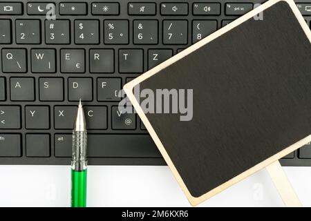 Tastiera e simbolo del computer.supporto informativo per la comunicazione.tastiera del computer portatile per la digitazione di nuove idee e lo sviluppo della pianificazione. Foto Stock
